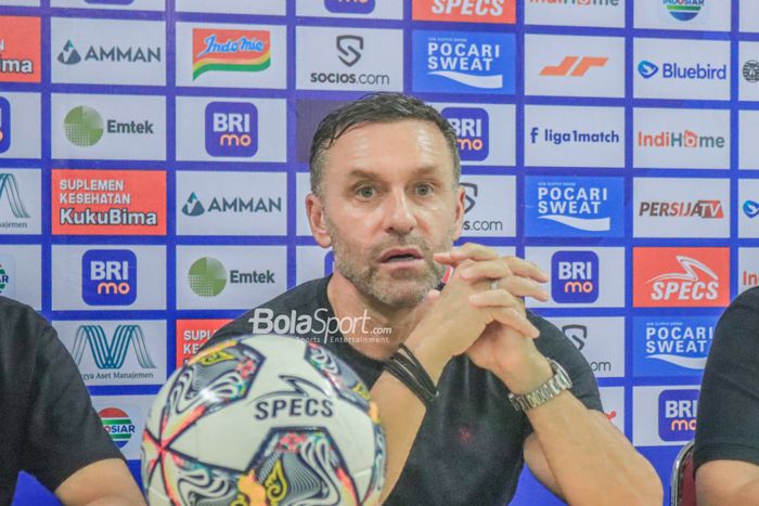 Pelatih Persija Jakarta, Thomas Doll, sedang menghadiri sesi jumpa pers setelah laga pekan ke-22 Liga 1 2022 di Stadion Patriot Candrabhaga, Bekasi, Jawa Barat, Jumat (3/2/2023).