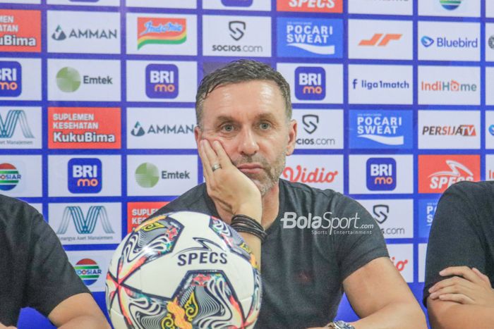 Pelatih Persija Jakarta, Thomas Doll, sedang berpikir saat sesi jumpa pers setelah laga pekan ke-22 Liga 1 2022 di Stadion Patriot Candrabhaga, Bekasi, Jawa Barat, Jumat (3/2/2023).