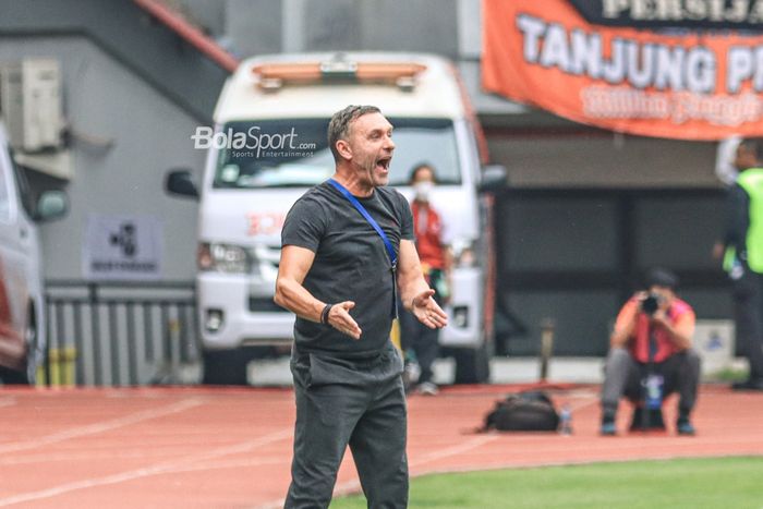 Pelatih Persija Jakarta, Thomas Doll, sedang memberikan intruksi kepada para pemainnya saat bertanding dalam laga pekan ke-22 Liga 1 2022 di Stadion Patriot Candrabhaga, Bekasi, Jawa Barat, Jumat (3/2/2023).