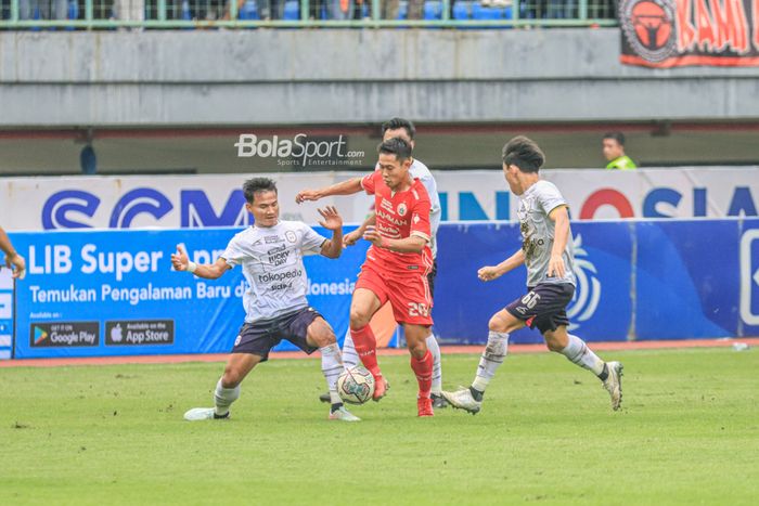 Bek sayap kanan Persija Jakarta, Ahmad Birrul Walidain (tengah), sedang menggiring bola dan coba dihalau pemain RANS Nusantara FC bernama Finky Pasamba (kiri) dalam laga pekan ke-22 Liga 1 2022 di Stadion Patriot Candrabhaga, Bekasi, Jawa Barat, Jumat (3/2/2023).