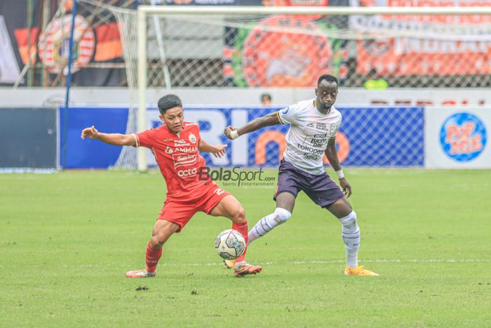 Bek sayap kanan Persija Jakarta, Ilham Rio Fahmi (kiri), sedang menguasai bola dan dibayangi gelandang asing RANS Nusantara FC bernama Makan Konate (kanan) dalam laga pekan ke-22 Liga 1 2022 di Stadion Patriot Candrabhaga, Bekasi, Jawa Barat, Jumat (3/2/2023).