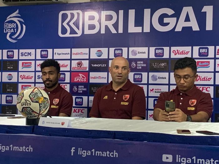 Pelatih PSM Makassar, Bernardo Tavares dan Yance Sayuri dalam sesi jumpa pers jelang laga kontra Arema FC dalam pekan ke-22 Liga 1 2022/2023 di Stadion Perguruan Tinggi Ilmu Kepolisian (PTIK), Melawai, Jakarta Selatan, Sabtu (4/2/2023