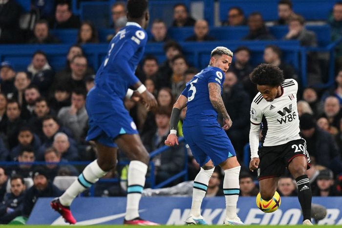 Gelandang Chelsea, Enzo Fernandez (Tengah), memperebutkan bola melawan gelandang Fulham, Willian, selama pertandingan Liga Inggris 2022-2023 antara Chelsea dan Fulham di Stamford Bridge, Sabtu (4/2/2023) dini hari WIB.