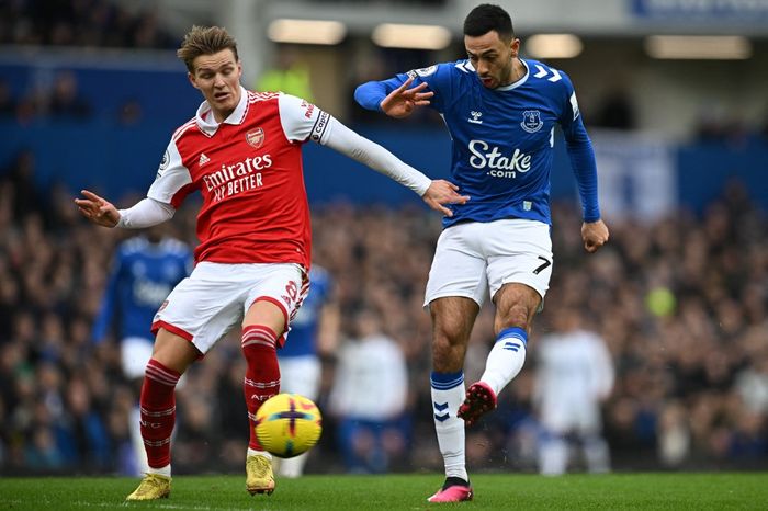 Kapten Arsenal, Martin Odegaard (kiri), berduel dengan gelandang Everton, Dwight McNeill, pada laga Liga Inggris musim 2022-2023 di Goodison Park, Liverpool, Inggris, Sabtu (4/2/2023)