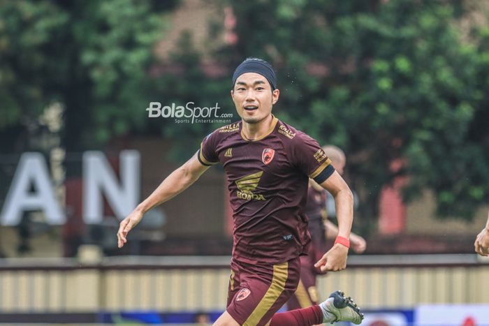 Pemain asing PSM Makassar, Kenzo Nambu, terlihat sumringah seusai mencetak gol dalam laga pekan ke-22 Liga 1 2022 di Stadion PTIK, Jakarta, 4 Februari 2023.