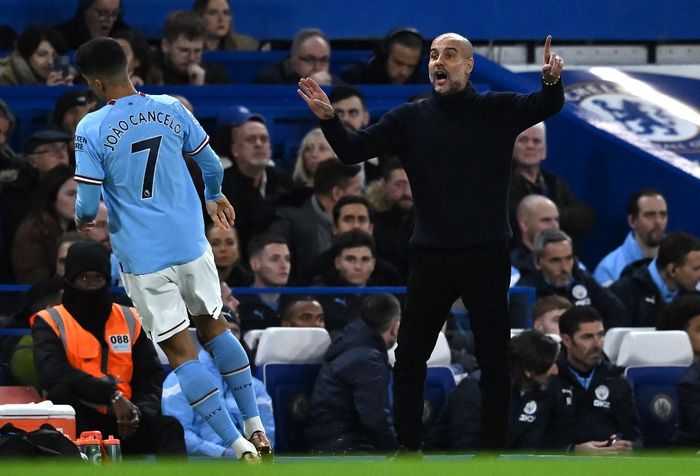 Pelatih Manchester City, Pep Guardiola, memberi instruksi kepada Joao Cancelo dalam laga Liga Inggris kontra Chelsea di Stadion Stamford Bridge, 5 Januari 2023.