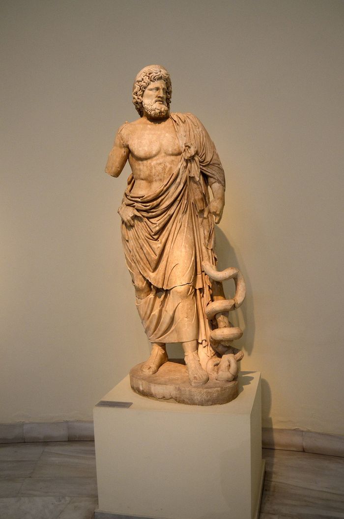 Asclepius, dewa mitologi Yunani, sering digambarkan sedang memegang tongkat dengan ular melingkar di sekitarnya. Konon, ular dan tongkat ini adalah simbol kekuatan penyembuhannya yang luar biasa.