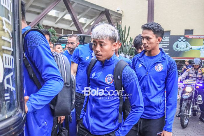 Kushedya Hari Yudo (kiri) serta sejumlah pemain Arema FC sedang memasuki bus setelah bertanding laga pekan ke-22 Liga 1 2022 di Stadion PTIK, Jakarta, 4 Februari 2023.