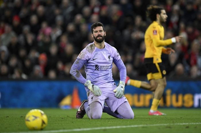 Liverpool tim terburuk di Liga Inggris pada 2023, Alisson Becker tak kuasa mencegah kebobolan 9 gol.