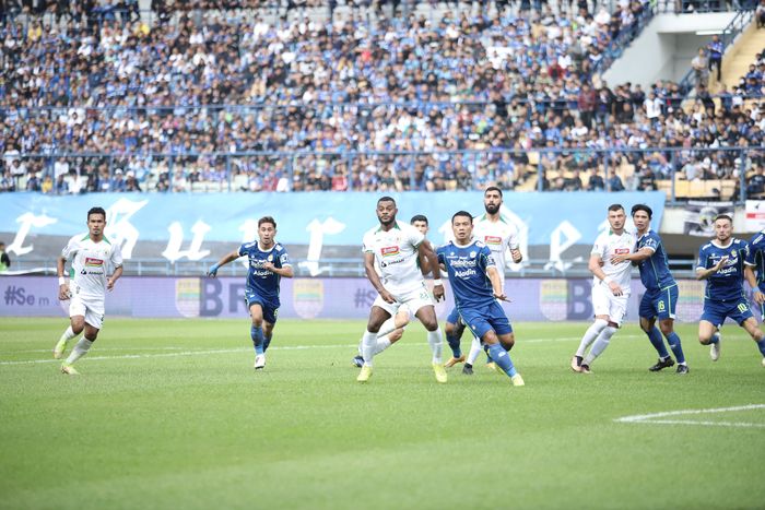 Suasana pertandingan Persib Bandung vs PSS Sleman di Stadion Gelora Bandung Lautan Api, Minggu (5/2/2023).