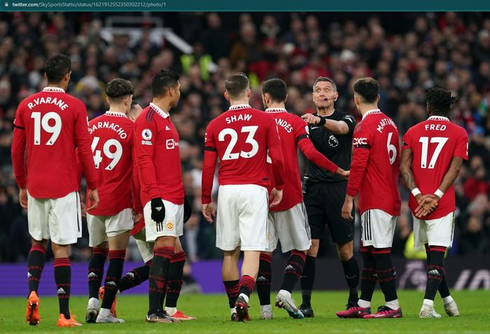 Momen Casemiro mendapatkan kartu merah langsung pada laga antara Manchester United dan Crystal Palace di Old Trafford, Sabtu (4/2/2023) malam WIB.