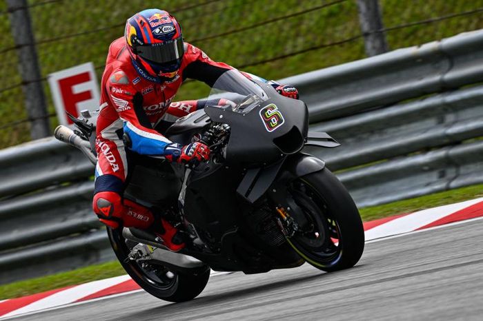 Pembalap penguji Honda, Stefan Bradl, menjajal Honda RC213V dengan pemutakhiran pada aero, knalpot, dan sasis saat tes shakedown MotoGP di Sirkuit Sepang, Malaysia, 5 Februari 2023.