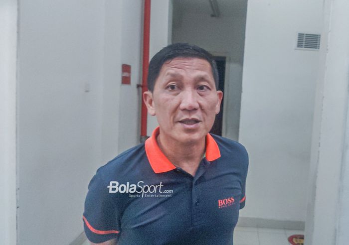 Direktur Utama PT LIB (Liga Indonesia Baru), Ferry Paulus, sedang memberikan keterangan kepada awak media di GBK Arena, Senayan, Jakarta, Senin (6/2/2023) malam.