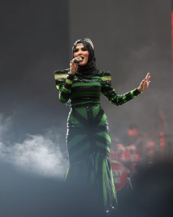 Tampilan Mulan Jameela saat manggung