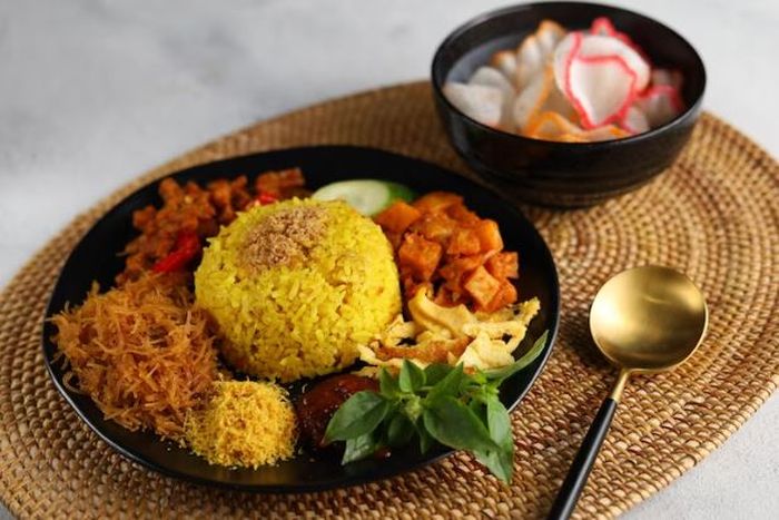 Resep nasi kuning jamur yang dapat disajikan bunda untuk bekal sekolah anak. 