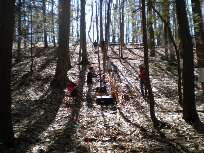 Para peneliti di hutan menyelidiki tingkat pelapukan di Pennsylvania.