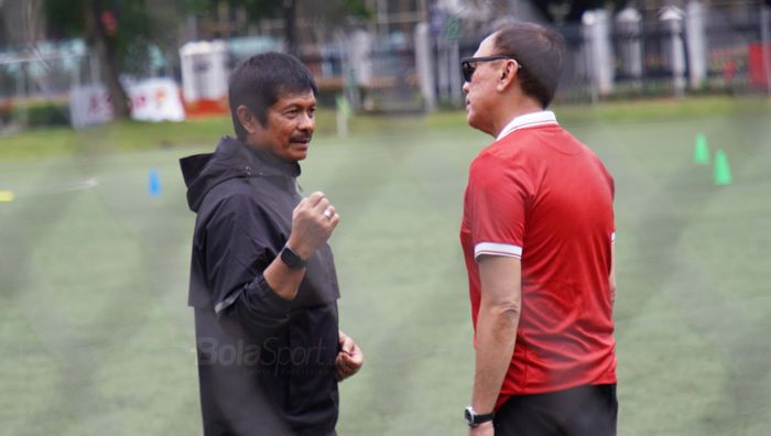 Indra Sjafri (kiri) dan Iwan Bule alias Moch Iriawan (kanan) di sesi latihan Timnas U-20 Indonesia Lapangan C Komplek Gelora Bung Karno