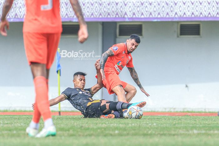 Bek sayap kiri Dewa United, Frendi Saputra (kiri), sedang menekel bola yang dikuasai striker Borneo FC bernama Stefano Lilipaly (kanan) dalam laga pekan ke-23 Liga 1 2023 di Stadion Indomilk, Tangerang, Banten, Rabu (8/2/2023) siang.