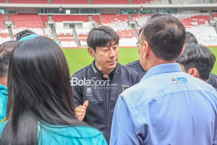 Pelatih timnas Indonesia, Shin Tae-yong, sedang berdiskusi dengan jajaran PSSI di Stadion Gelora Bung Karno, Senayan, Jakarta, 9 Februari 2023.