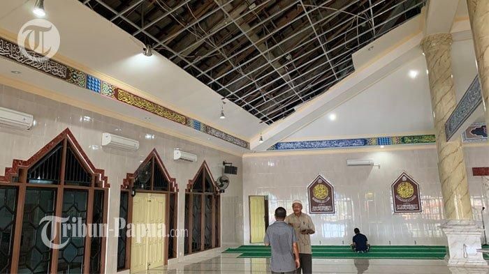  Masjid Nurul Iman yang terletak di Dok V Atas, Kota Jayapura, Papua. 