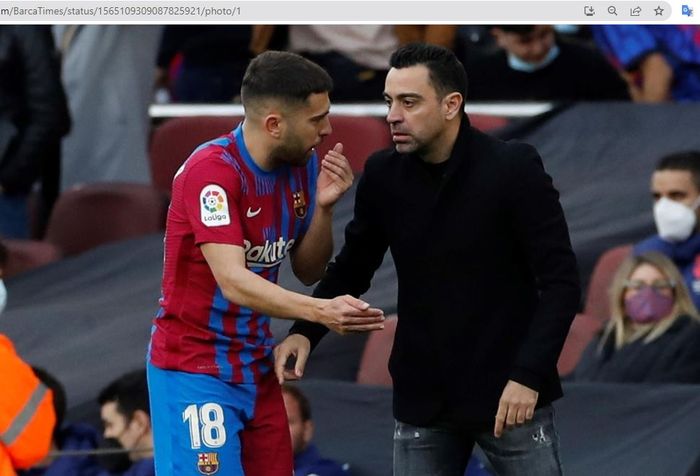 Jordi Alba (kiri) dan Xavi Hernandez (kanan) saat sedang berbincang dalam sebuah pertandingan untuk Barcelona.