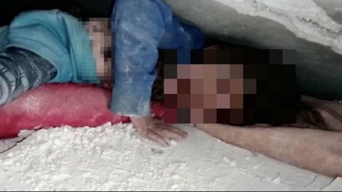 Seorang anak gadis di Suriah rela menjadikan badan kecilnya sebagai perisai untuk melindungi adiknya dari reruntuhan gedung yang ambruk akibat gempa.  