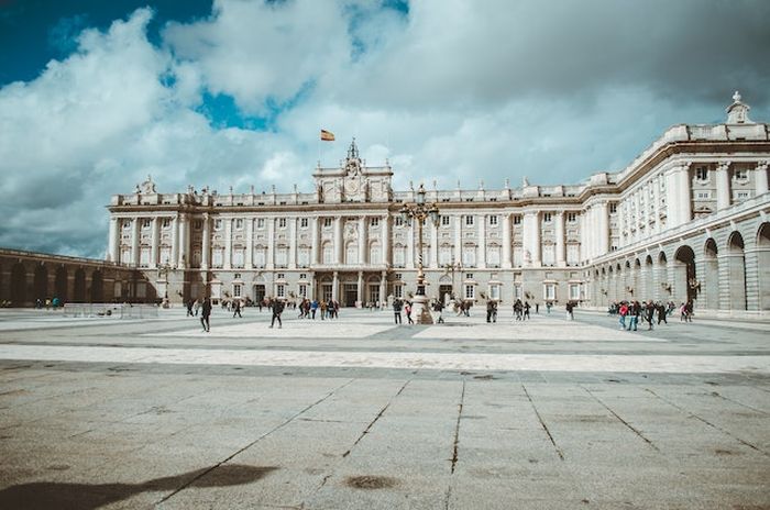 Istana Buckingham juga dijadikan sebagai hotel kerajaan dan pusat kenegaraan penting lainnya.