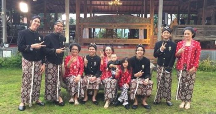 Mulan Jameela bersama keluarga Ahmad Dhani