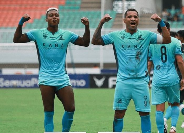 Selebrasi Pemain Madura United, Alberto Goncalves dan Hugo Gomes, merayakan gol yang dicetak ke gawang Persikabo 1973 pada pekan ke-24 Liga 1 2022-2023.