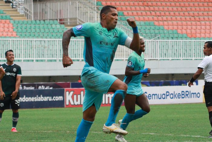 Striker Madura United, Alberto Goncalves, merayakan gol yang dicetaknya ke gawang Persikabo 1973 pada pekan ke-24 Liga 1 2022-2023.