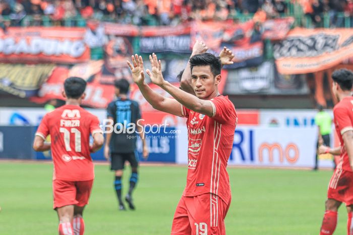 Gelandang Persija Jakarta, Hanif Sjahbandi, melakukan selebrasi lambaian tangan seusai mencetak gol dalam laga pekan ke-24 Liga 1 2022 di Stadion Patriot Candrabhaga, Bekasi, Jawa Barat, 12 Februari 2023.