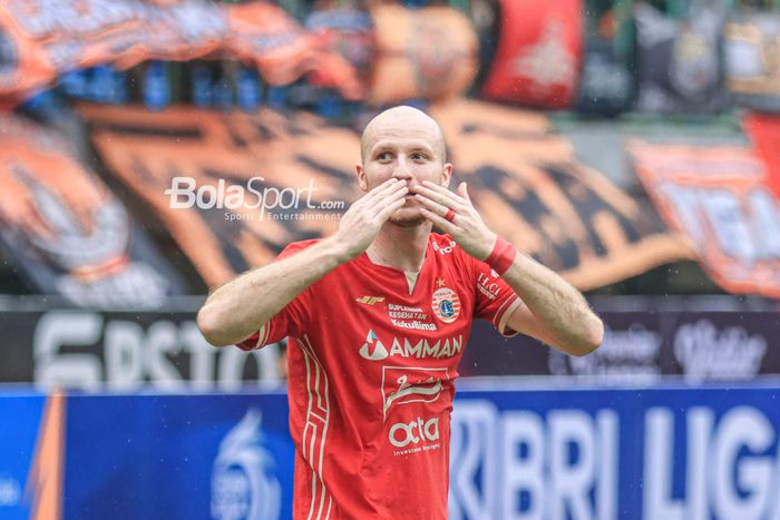 Penyerang asing Persija Jakarta, Michael Krmencik, melakukan selebrasi seusai mencetak gol dalam laga pekan ke-24 Liga 1 2022 di Stadion Patriot Candrabhaga, Bekasi, Jawa Barat, 12 Februari 2023.