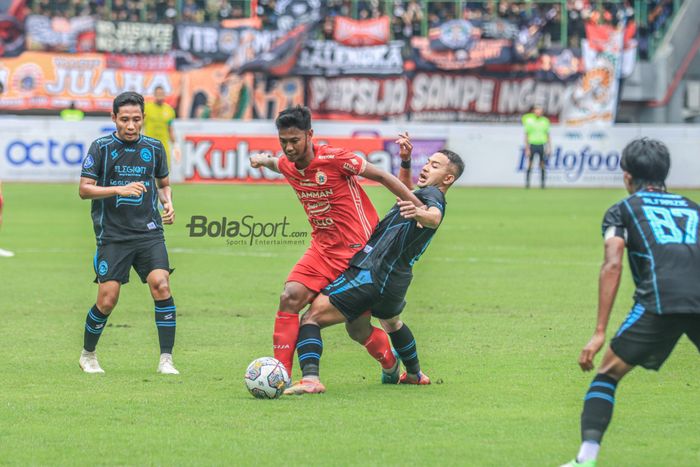 Gelandang Persija Jakarta, Resky Fandi (kiri), sedang menguasai bola dan berusaha direbut pemain Arema FC bernama Gian Zola (kanan) dalam laga pekan ke-24 Liga 1 2022 di Stadion Patriot Candrabhaga, Bekasi, Jawa Barat, 12 Februari 2023.    