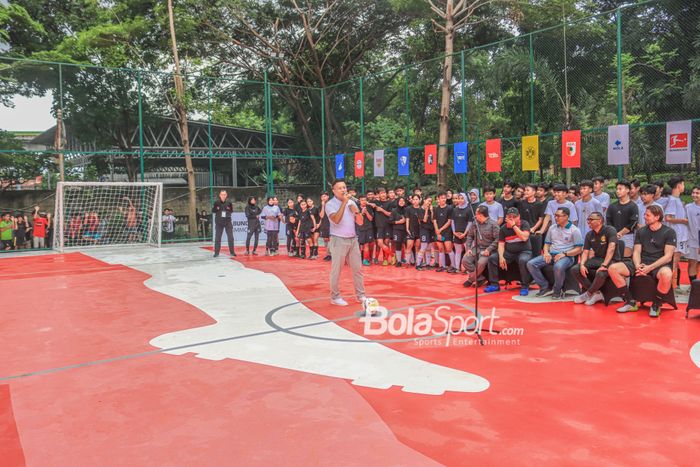 Penampakan lapangan sepak bola baru yang direnovasi lewat program Bundesliga Common Ground  di RPTRA Bhineka, Pesanggrahan, Jakarta, 11 Februari 2023.