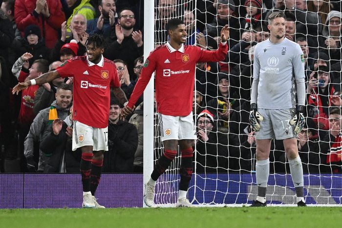 Penyerang Manchester United, Marcus Rashford, merayakan gol ke gawang Nottingham Forest dalam laga Liga Inggris di Stadion Old Trafford, 1 Februari 2023.