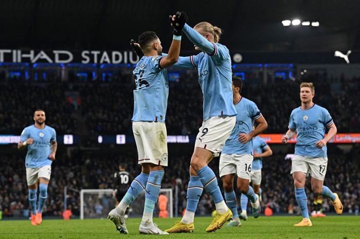 Riyad Mahrez dan Erling Haaland berselebrasi usai winger asal Aljazair mencetak gol ketiga bagi Manchester City dalam laga kontra Aston Villa, Minggu (12/2/2023) malam WIB.