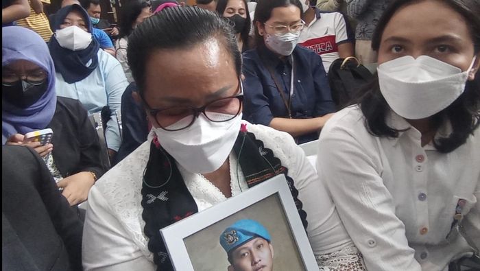 Ibunda Brigadir J, Rosti Simanjuntak membawa foto sang putra saat hadir di sidang vonis Ferdy Sambo dan Putri Candrawathi di Pengadilan Negeri Jakarta Selatan, Senin (13/2/2023).