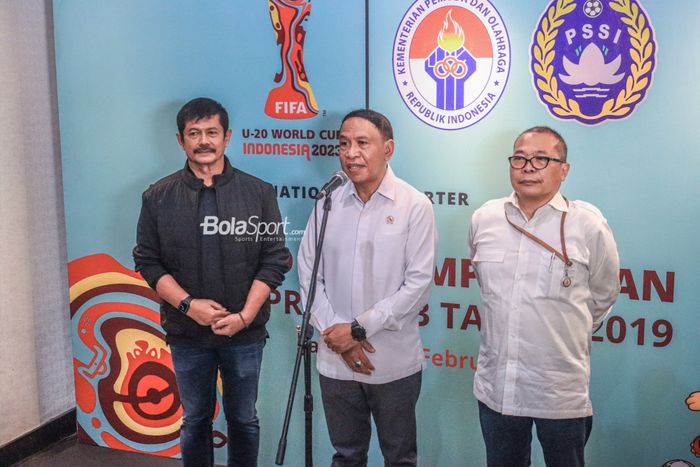Menteri Pemuda dan Olahraga Republik Indonesia, Zainudin Amali (tengah) dan Direktur Teknik PSSI, Indra Sjafri (kiri), sedang memberikan keterangan kepada awak media di Kantor Kemenpora, Senayan, Jakarta, Senin (13/2/2023).