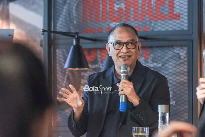 Calon anggota Komite Eksekutif PSSI, Hasani Abdulgani, saat memberikan keterangan kepada awak media di kawasan Senayan, Jakarta, Senin (13/2/2023).