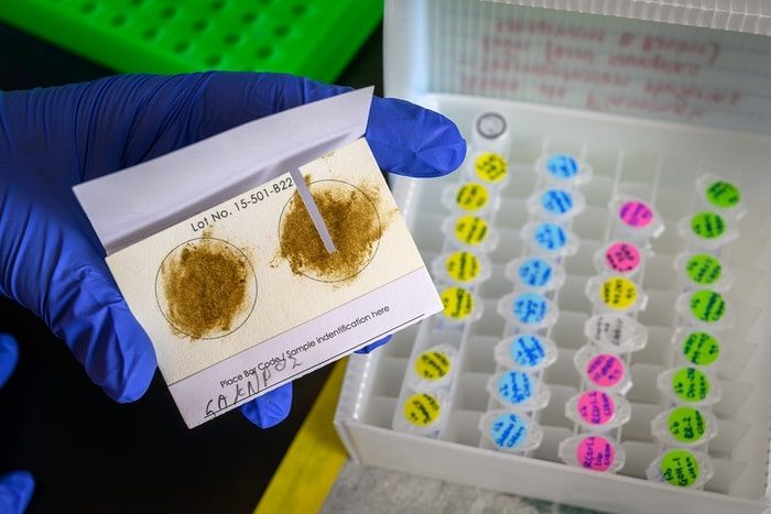 Kartu pengumpulan sampel seukuran kartu pos menawarkan alternatif yang terjangkau untuk metode pengumpulan dan penyimpanan informasi genetik yang lebih rumit dalam kotoran. Kartu tidak perlu didinginkan dan mempertahankan DNA yang layak selama berbulan-bulan setelah pengumpulan.