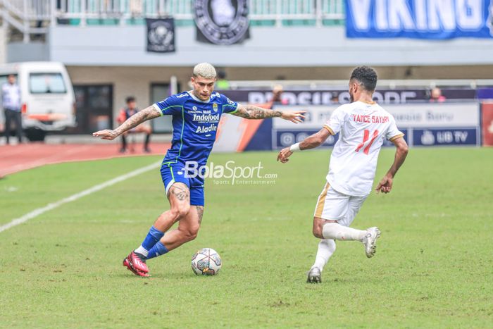 Striker Persib Bandung, Ciro Alves (kiri), sedang menguasai bola dalam laga pekan ke-24 Liga 1 2022 di Stadion Pakansari, Bogor, Jawa Barat, 14 Februari 2023.