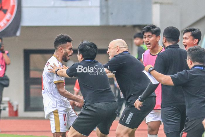 Pelatih PSM Makassar, Bernardo Tavares (kanan), sedang menyambut pemainnya bernama Yance Sayuri (kiri) yang mampu mencetak gol Bek sayap kiri PSM Makassar, Yance Sayuri (kanan), sedang melakukan selebrasi seusai mencetak gol dalam laga pekan ke-24 Liga 1 2022 di Stadion Pakansari, Bogor, Jawa Barat,