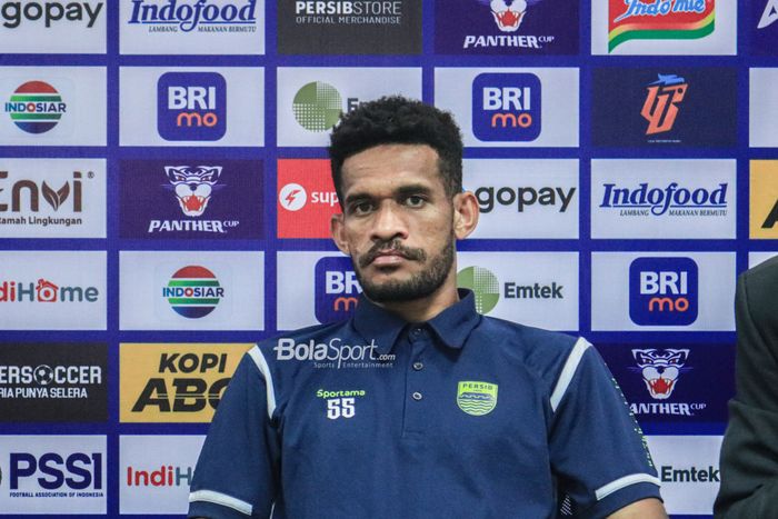 Gelandang Persib Bandung, Ricky Kambuaya, sedang menghadiri sesi jumpa pers setelah laga pekan ke-24 Liga 1 2022 di Stadion Pakansari, Bogor, Jawa Barat, Selasa (14/2/2023).