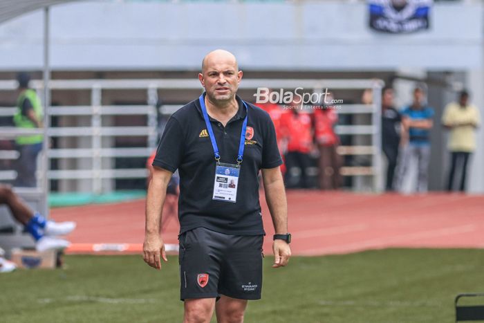 Pelatih PSM Makassar, Bernardo Tavares, sedang memantau para pemainnya bertanding dalam laga pekan ke-24 Liga 1 2022 di Stadion Pakansari, Bogor, Jawa Barat, Selasa (14/2/2023).