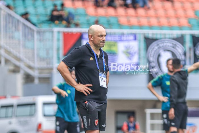 Pelatih PSM Makassar, Bernardo Tavares, sedang memantau para pemainnya bertanding dalam laga pekan ke-24 Liga 1 2022 di Stadion Pakansari, Bogor, Jawa Barat, Selasa (14/2/2023).