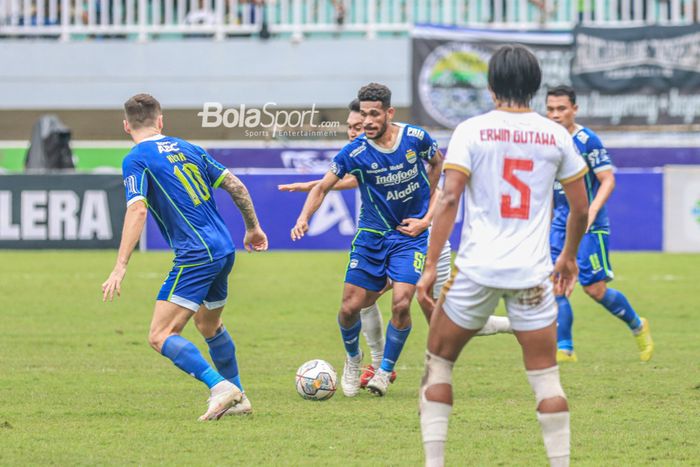 Gelandang Persib Bandung, Ricky Kambuaya (tengah), sedang menguasai bola dalam laga pekan ke-24 Liga 1 2022 di Stadion Pakansari, Bogor, Jawa Barat, Selasa (14/2/2023).