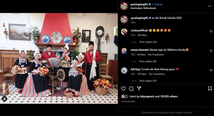 Ayu Ting Ting dan keluarganya tampil kompak dalam balutan pakaian adat Belanda