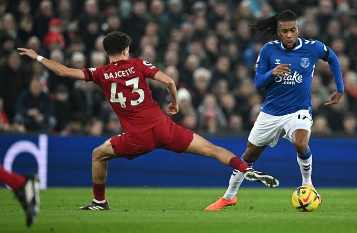 Gelandang bertahan Liverpool, Stefan Bajcetic, berduel dengan gelandang Everton, Alex Iwobi, dalam laga Liga Inggris di Stadion Anfield, Senin (13/2/2023).