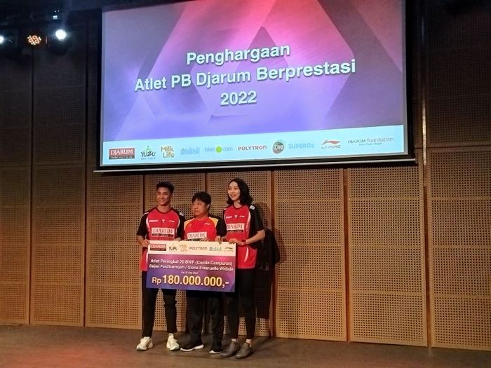 Pasangan ganda campuran Indonesia, Dejan Ferdinansyah/Gloria Emanuelle Widjaja, menerima penghargaan atlet PB Djarum Berprestasi 2022 di Galeri Indonesia Kaya, Jakarta, Selasa (14/2/2023).