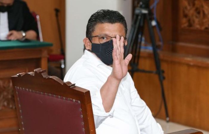 Terdakwa kasus pembunuhan Brigadir J, Ferdy Sambo kini terseret kasus pencurian dan Tindak Pidana Pencucian Uang (TPPU). 